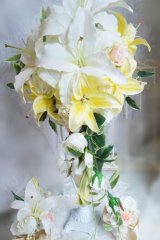 キャスケードブーケ　アーティフィシャルフラワー　カサブランカ７輪　スワロ　幅（花のみ）28-30cm　　色違い可