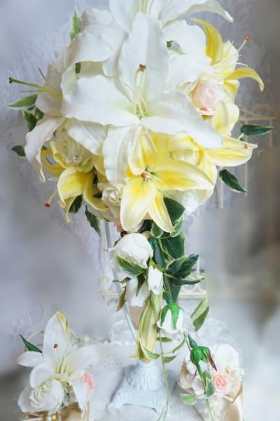 画像1: キャスケードブーケ　アーティフィシャルフラワー　カサブランカ７輪　スワロ　幅（花のみ）28-30cm　　色違い可