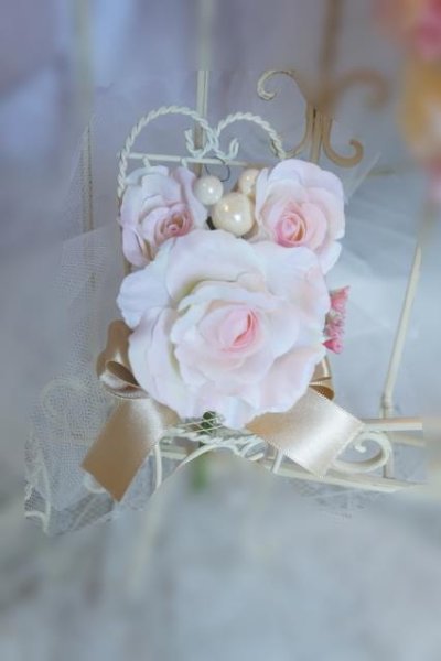 画像9: ミニーバックブーケ半球タイプ　ケスワロ　横幅約27cm　ホワイト＆ピンク　アーティフィシャルフラワー　リストレットプレゼント付き　色違い可