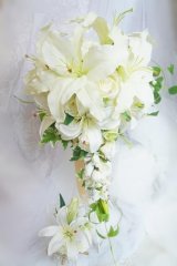 キャスケードブーケ　アーティフィシャルフラワー　カサブランカ　薔薇ホワイト　　小花等　スワロ　横幅（花のみ）28-30cm　　色違い可