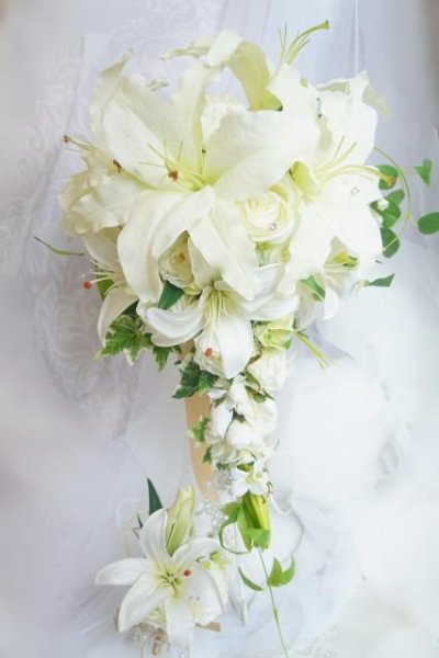 画像1: キャスケードブーケ　アーティフィシャルフラワー　カサブランカ　薔薇ホワイト　　小花等　スワロ　横幅（花のみ）28-30cm　　色違い可