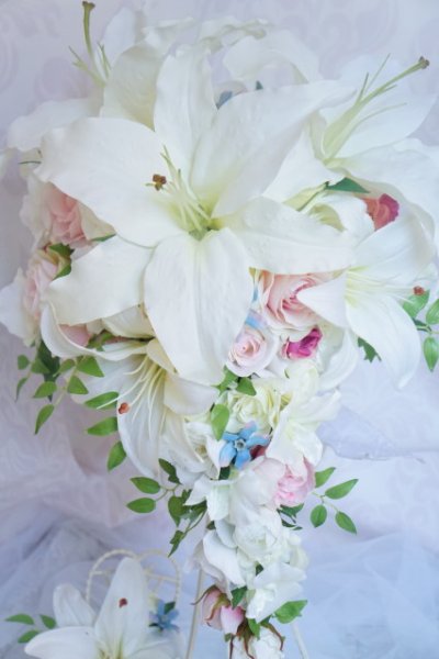 画像4: キャスケードブーケ　アーティフィシャルフラワー　カサブランカ＆カトレア　薔薇ホワイト＆ピンク　　小花等　スワロ　横幅（花部分）28-30cm　　色違い可