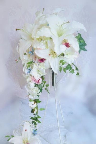 画像5: キャスケードブーケ　アーティフィシャルフラワー　カサブランカ＆カトレア　薔薇ホワイト＆ピンク　　小花等　スワロ　横幅（花部分）28-30cm　　色違い可