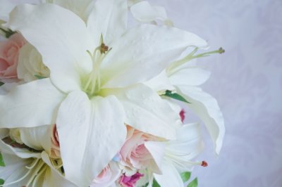 画像2: キャスケードブーケ　アーティフィシャルフラワー　カサブランカ＆カトレア　薔薇ホワイト＆ピンク　　小花等　スワロ　横幅（花部分）28-30cm　　色違い可