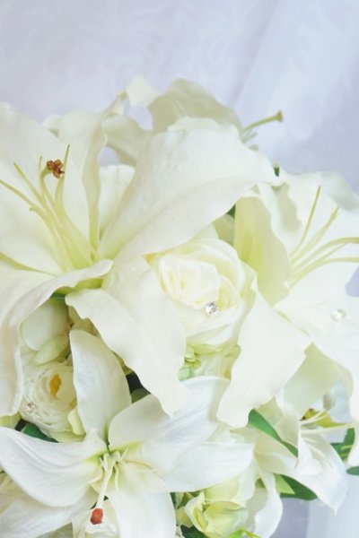 画像2: キャスケードブーケ　アーティフィシャルフラワー　カサブランカ　薔薇ホワイト　　小花等　スワロ　横幅（花のみ）28-30cm　　色違い可