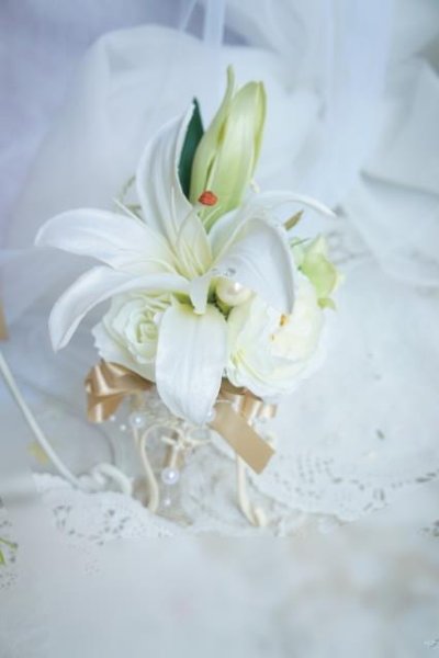 画像3: キャスケードブーケ　アーティフィシャルフラワー　カサブランカ　薔薇ホワイト　　小花等　スワロ　横幅（花のみ）28-30cm　　色違い可