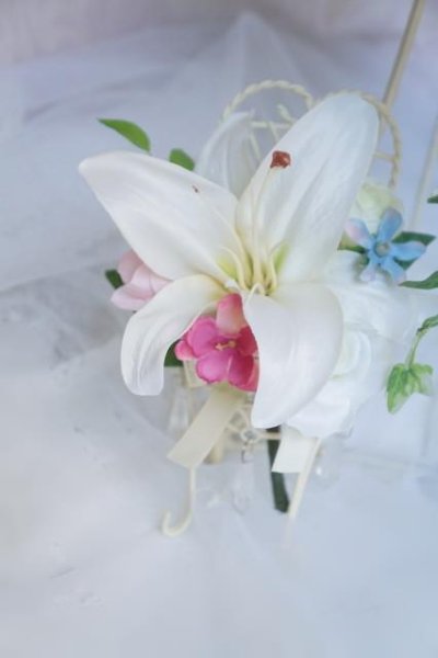 画像3: キャスケードブーケ　アーティフィシャルフラワー　カサブランカ＆カトレア　薔薇ホワイト＆ピンク　　小花等　スワロ　横幅（花部分）28-30cm　　色違い可