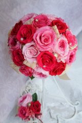 ラウンドブーケ　モクバリボン　幅(花のみ）２２cm　濃いめピンク　色調整可