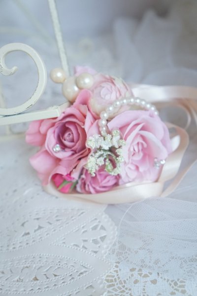 画像4: ミニーバックブーケ半球タイプ　ケスワロ　横幅約27cm　ホワイト＆ピンク　アーティフィシャルフラワー　リストレットプレゼント付き　色違い可