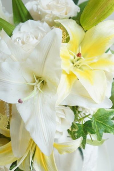 画像1: キャスケードブーケ　アーティフィシャルフラワー　カサブランカ７輪　スワロ　幅（花のみ）28-30cm　　色違い可