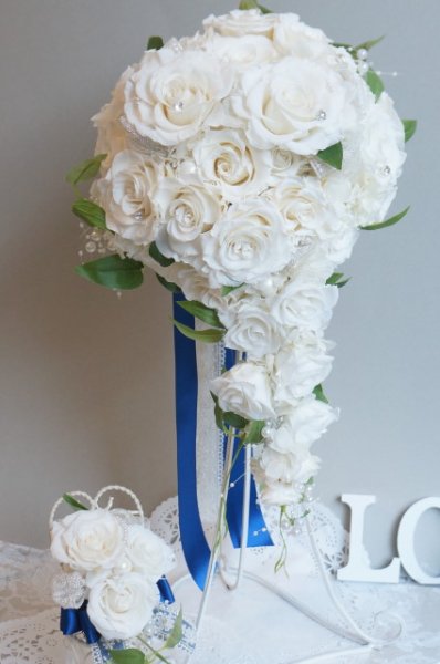 画像1: キャスケードブーケ　オフホワイト　プレミアムリボン　幅（花のみ）22cm (1)