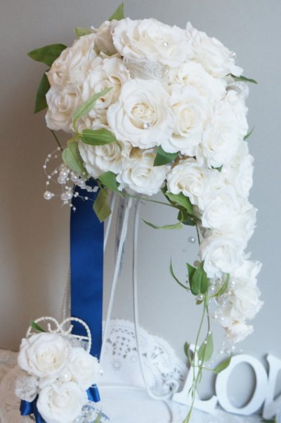画像1: キャスケードブーケ　オフホワイト　プレミアムリボン　幅（花のみ）22cm