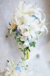 画像2: キャスケードブーケ　アーティフィシャルフラワー　ミキミニ　カサブランカ７輪　スワロ　幅（花のみ）28-30cm　　色違い可　 (2)
