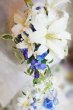 画像1: キャスケードブーケ　アーティフィシャルフラワー　カサブランカ７輪　薔薇部分は色味のある薔薇で　スワロ　横幅（花のみ）28-30cm　　色違い可 (1)