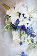 画像2: キャスケードブーケ　アーティフィシャルフラワー　カサブランカ７輪　薔薇部分は色味のある薔薇で　スワロ　横幅（花のみ）28-30cm　　色違い可 (2)