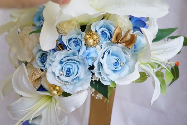 画像3: キャスケードブーケ　アーティフィシャルフラワー　ミキミニ　カサブランカ７輪　モクバラメリボン　幅（花のみ）28-30cm　　色違い可　 (3)